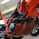 P3 CARBON - HEAT SHIELD - STOCK HEADER - HUSQ FC 450 14-15 / FE501 14-16 / FE501S 15-16 / KTM 450 SX-F FACTORY E. 12-14 / 450 SX-F/XC-F 13-15 / 450 SMR 13-14 / 500 EXC/XC-W 12-16