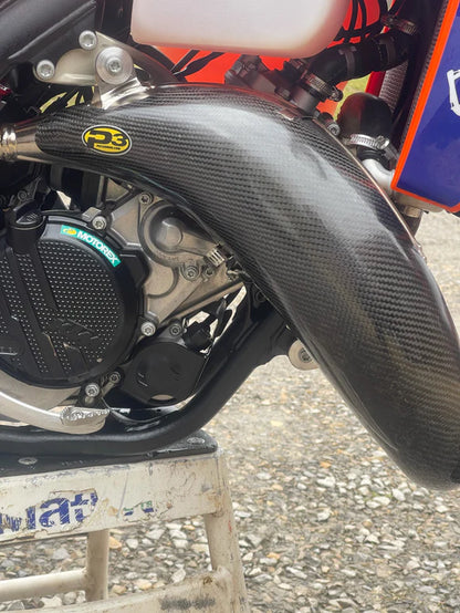 P3 CARBON - PIPE GUARD - MAXCOVERAGE - STOCK PIPE - KTM 125 SX/XC 23-26 | HUSQVARNA TC125 23-26 | GASGAS MC125/150 24-26