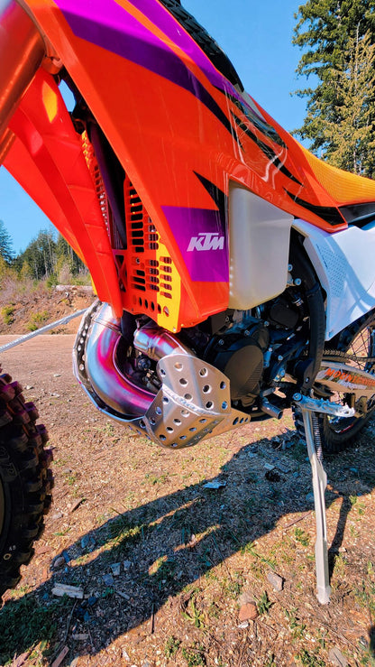 EMPEROR RACING - PIPE GUARD SKID PLATE - KTM 23-26 250-300 SX/XC/XC-W | HUSQVARNA 23-26 TC/TX/TE | GASGAS 24-26 MC/EC/EX
