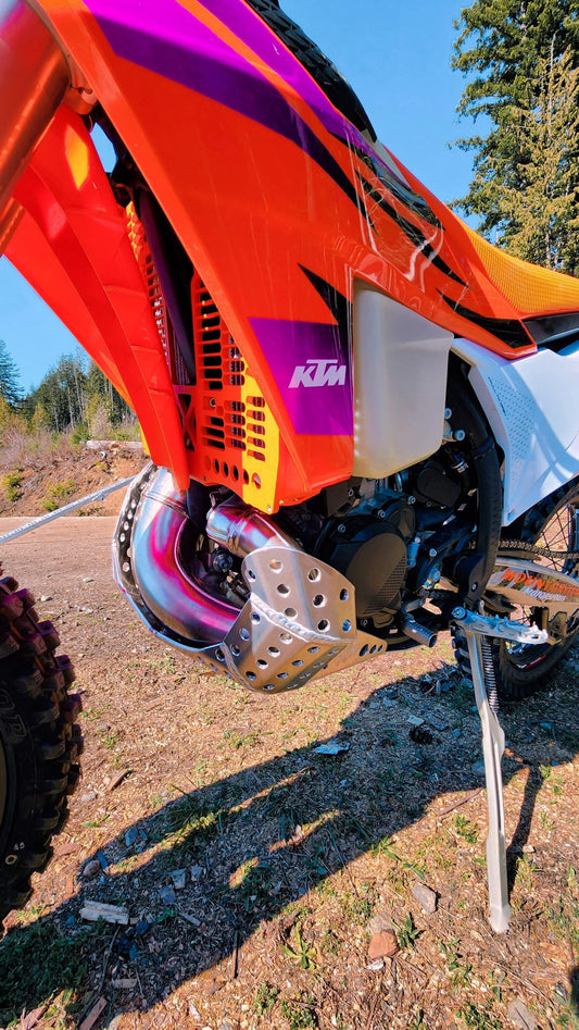 EMPEROR RACING - PIPE GUARD SKID PLATE - KTM 23-26 250-300 SX/XC/XC-W | HUSQVARNA 23-26 TC/TX/TE | GASGAS 24-26 MC/EC/EX