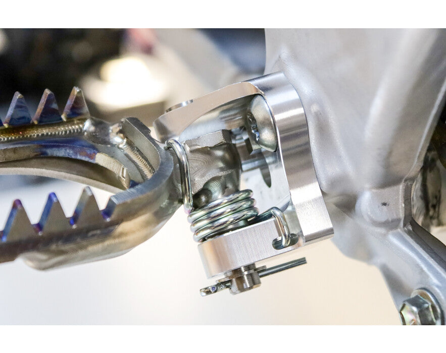 WORKS CONNECTION - OFFSET FOOTPEG MOUNTS - YAMAHA 10-22 YZ450F / 10-23 YZ250F