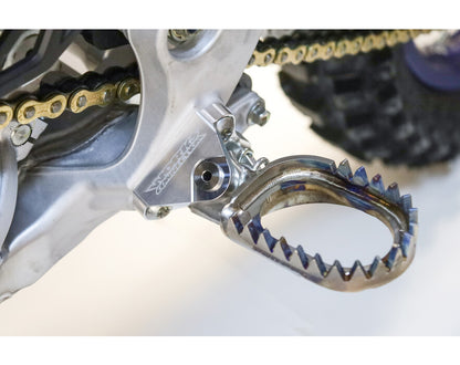 WORKS CONNECTION - OFFSET FOOTPEG MOUNTS - YAMAHA 10-22 YZ450F / 10-23 YZ250F