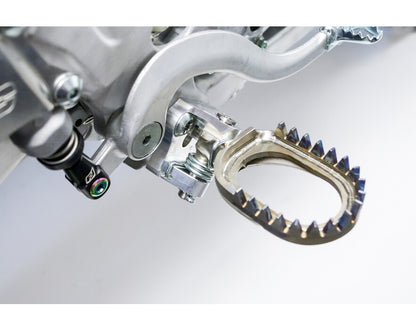 WORKS CONNECTION - OFFSET FOOTPEG MOUNTS - YAMAHA 10-22 YZ450F / 10-23 YZ250F