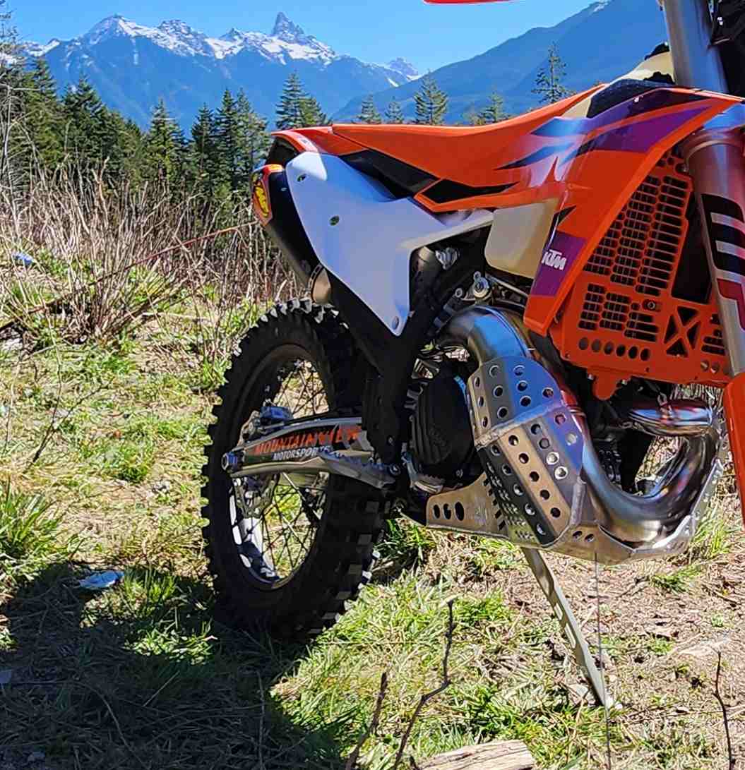 EMPEROR RACING - PIPE GUARD SKID PLATE - KTM 23-26 250-300 SX/XC/XC-W | HUSQVARNA 23-26 TC/TX/TE | GASGAS 24-26 MC/EC/EX