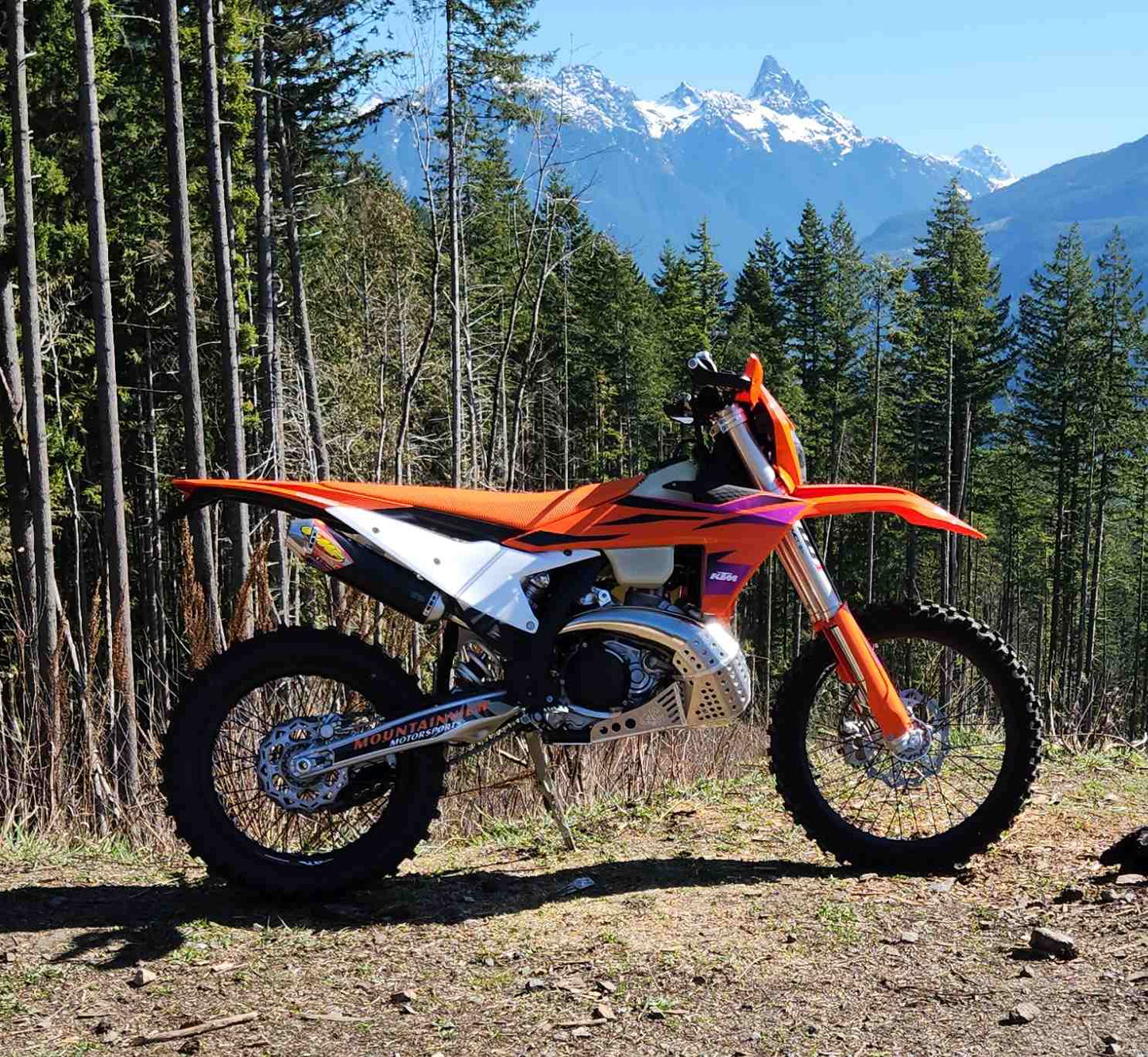 EMPEROR RACING - PIPE GUARD SKID PLATE - KTM 23-26 250-300 SX/XC/XC-W | HUSQVARNA 23-26 TC/TX/TE | GASGAS 24-26 MC/EC/EX