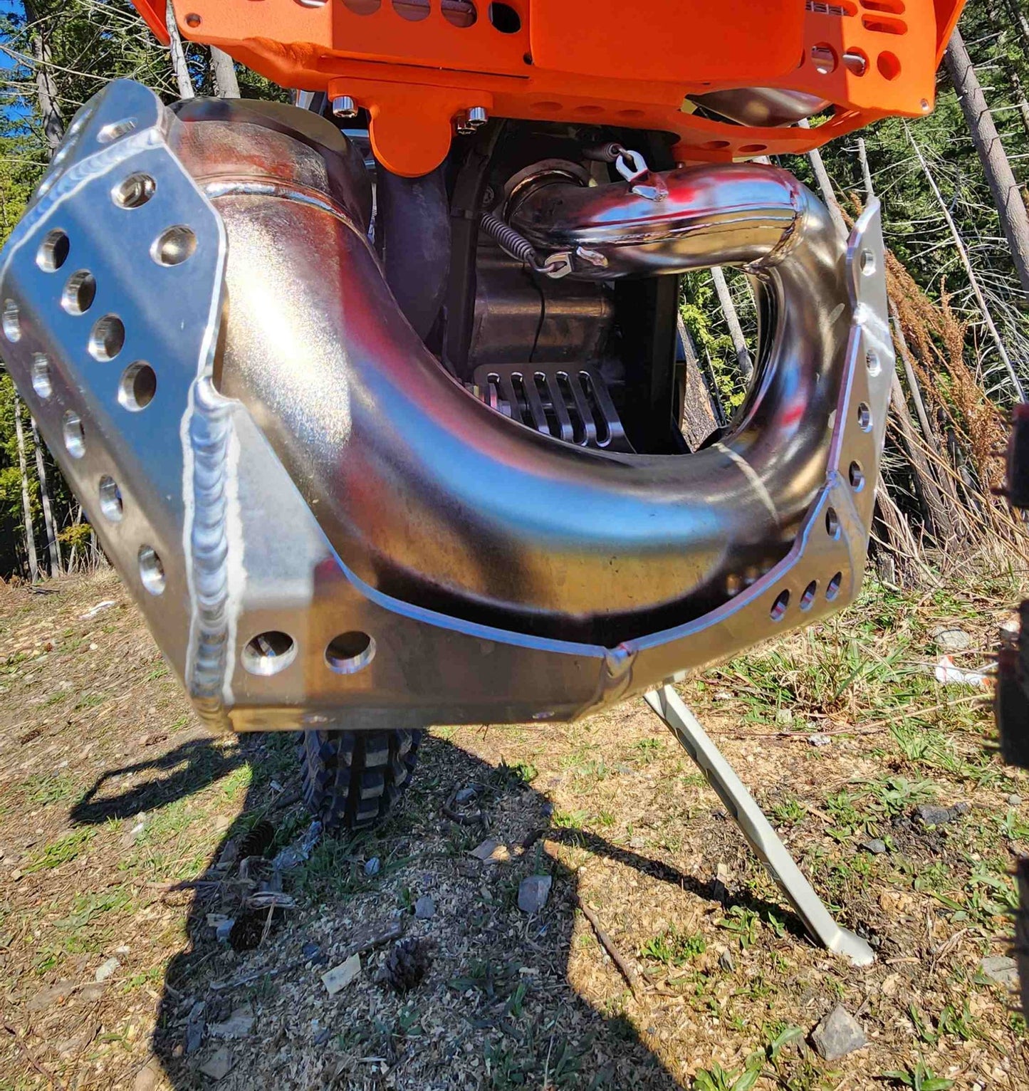 EMPEROR RACING - PIPE GUARD SKID PLATE - KTM 23-26 250-300 SX/XC/XC-W | HUSQVARNA 23-26 TC/TX/TE | GASGAS 24-26 MC/EC/EX