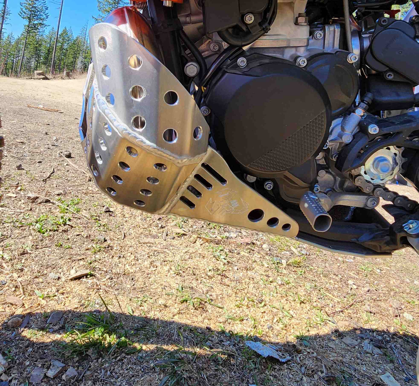 EMPEROR RACING - PIPE GUARD SKID PLATE - KTM 23-26 250-300 SX/XC/XC-W | HUSQVARNA 23-26 TC/TX/TE | GASGAS 24-26 MC/EC/EX