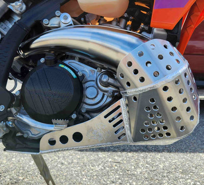 EMPEROR RACING - PIPE GUARD SKID PLATE - KTM 23-26 250-300 SX/XC/XC-W | HUSQVARNA 23-26 TC/TX/TE | GASGAS 24-26 MC/EC/EX
