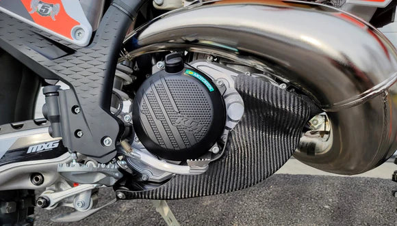 P3 CARBON - SKID PLATE - WITH LINKAGE GUARD - KTM 250/300 | HUSQ 250/300 23-24 | GASGAS 250/300 24