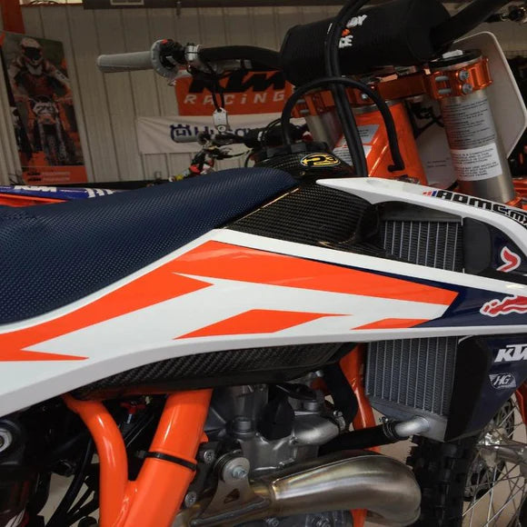 P3 CARBON - UPPER FUEL TANK COVER - KTM 125/150SX 16-18 250SX/SX-F 17-18 350/450SX-F 16-18
