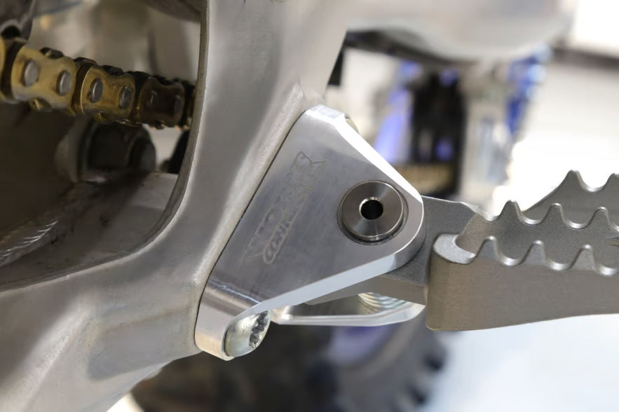 WORKS CONNECTION - OFFSET FOOTPEG MOUNTS - YAMAHA 23+ YZ450F / 24+ YZ250F