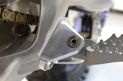 WORKS CONNECTION - OFFSET FOOTPEG MOUNTS - YAMAHA 23+ YZ450F / 24+ YZ250F