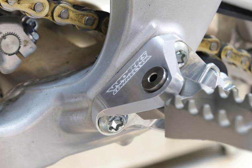 WORKS CONNECTION - OFFSET FOOTPEG MOUNTS - YAMAHA 23+ YZ450F / 24+ YZ250F