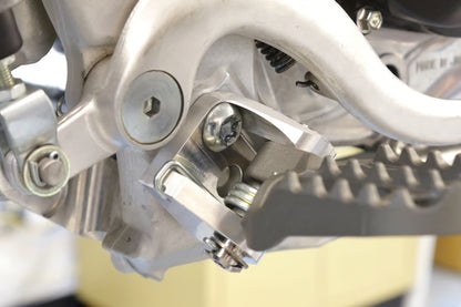 WORKS CONNECTION - OFFSET FOOTPEG MOUNTS - YAMAHA 23+ YZ450F / 24+ YZ250F